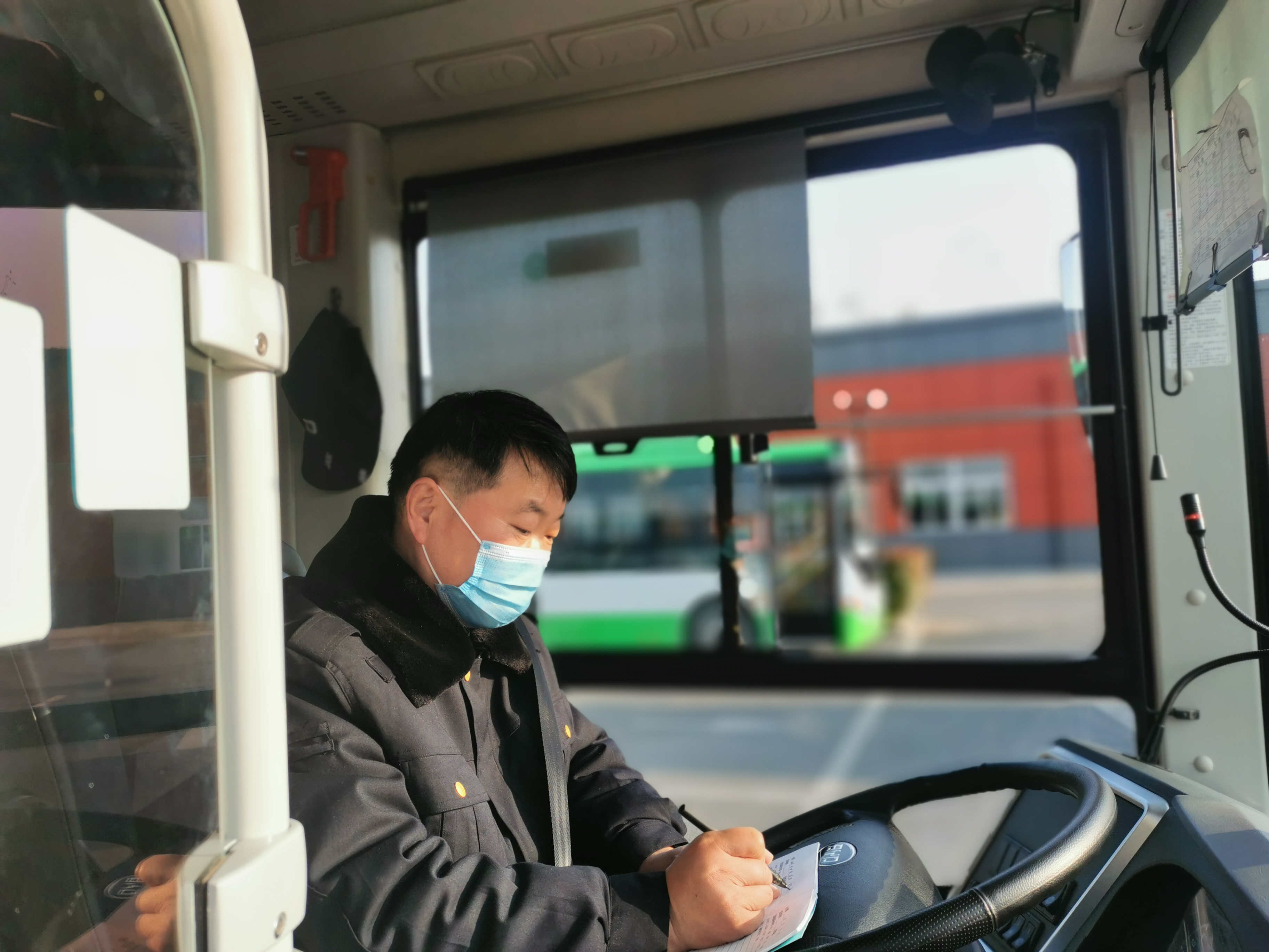 　　事情還要從12月11日說起，當天下午3點多，張遠兵駕駛著1路公交車前往洋河，一路上乘客正常上下車，沒有什么特別引起他注意的，但是到達洋河站點對車輛進行清掃消毒時，張遠兵發(fā)現(xiàn)了一個丟在角落里的包。張遠兵說：“我就打開看一下，發(fā)現(xiàn)包里邊有一個錢包，錢包打開，里邊有人民幣2000多元，兩張社?？ā蓮堛y行卡、存折等物品?！? id=